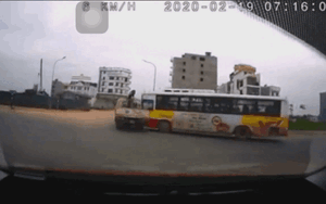 Clip tài xế xe buýt chạy như ‘mơ ngủ’, húc văng xe tải không thương tiếc khiến CĐM ‘rùng mình’