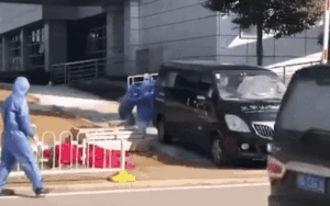 Thương tâm vợ bác sĩ bệnh viện Vũ Hán khóc lóc chạy theo xe đưa thi thể chồng đi hỏa táng