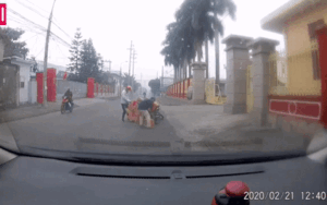 Tài xế giúp nam thanh niên bị lật xe chở đồ giữa đường, lý do đằng sau hành động này khiến ai cũng ‘cay khóe mắt’