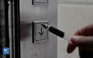 4 cách bấm thang máy bạn nhất định phải biết để tránh lây nhiễm virus corona