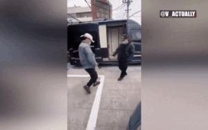 Chạm chân thay vì bắt tay - xu hướng chào hỏi mới giữa dịch COVID-19 gây sốt MXH