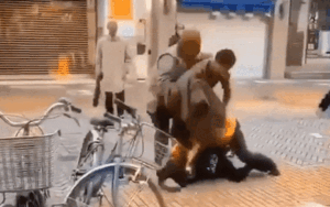 Cắt hàng khi đi mua khẩu trang, 4 người đánh nhau ngay giữa đường