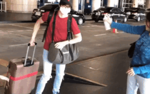 Bà mẹ đón con trai ở sân bay theo cách 'không giống ai' giữa dịch COVID-19