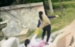 Cháu trai bị bé gái hàng xóm ăn hiếp, bà nội lao vào kéo lê 'hung thủ' hơn 10m