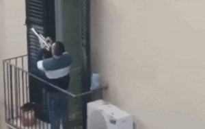 Người dân Ý chơi saxophone, nhảy múa ngoài ban công giữa lệnh phong tỏa vì Covid-19