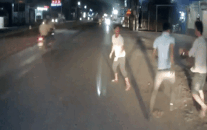 Clip hai thanh niên chặn đầu xe khách, đánh phụ xe rồi đập vỡ kính khiến cộng đồng mạng bức xúc