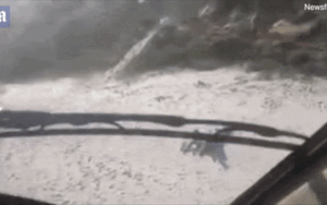 Tắm biển bất chấp lệnh cấm, cảnh sát Brazil sử dụng trực thăng tạo bão cát để đuổi người