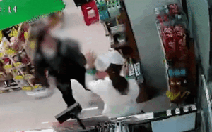 Người phụ nữ nổi điên đánh nhân viên quầy thuốc, dân mạng phẫn nộ hơn với nhân vật thứ 3