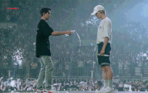 Nhóm nhạc có màn encore concert dài nhất Kpop là đây, cả fan lẫn idol đều không biết khi nào kết thúc, thi nhau xem ai…mệt trước