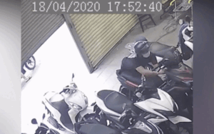 Clip nam thanh niên bẻ khóa xe máy trong tích tắc 3 giây rồi cùng đồng bọn tẩu thoát