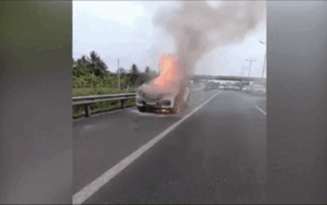 Clip: Xe ô tô đắt tiền bốc cháy dữ dội trên cao tốc Trung Lương khiến giao thông bị ùn tắc
