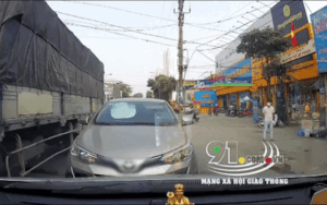 Clip: Xe con lấn sang làn ngược chiều còn đòi xe khác nhường đường khiến bao người ngao ngán