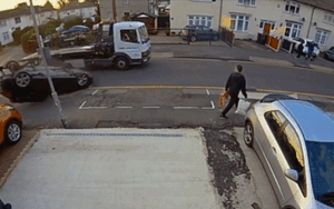 Ô tô 'điên' tông đuôi xe tải rồi lật nhào, người đi đường được phen hú vía