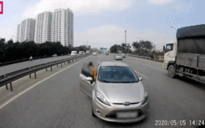 Clip: Xe con đi ngược chiều trên QL1A, người phụ nữ bước xuống còn lớn tiếng phân trần do 'tài xế không biết đường'