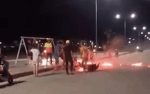 Đèn gió rơi xuống một khu đô thị khiến xe máy ven đường bốc cháy dữ dội