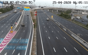 Lao nhanh khi vào khúc cua, xe container bị lật, rơi xuống cầu