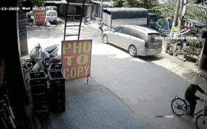 Đạp nhầm chân ga, người đàn ông bị kéo lê 5m thoát chết thần kỳ