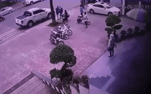 Clip: Lời qua tiếng lại với bà bầu, nam shipper bất ngờ bị người đàn ông đánh tới tấp trước sảnh ngân hàng