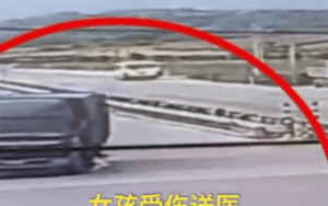 Liên tục va phải 2 chiếc xe ô tô, bé gái thoát chết thần kỳ