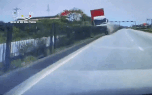 Clip: Thót tim cảnh xe container nổ lốp, đâm thẳng vào dải phân cách rồi lật giữa đường