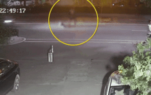 Đứng giữa đường cãi nhau, cặp đôi bị ô tô cán qua người và phản ứng gay gắt từ dân mạng