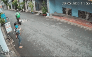 Clip: Bế con nhỏ nói chuyện điện thoại trên đường, mẹ trẻ bị người đàn ông mặc áo Grab giật phăng điện thoại