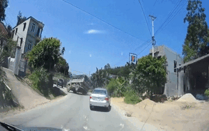 Clip: Xe ben lật nghiêng sau cú đánh lái tránh container vượt ẩu