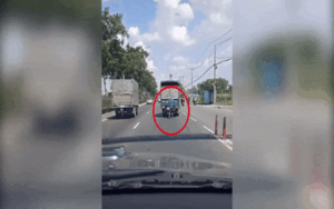 Liều mạng bám đu xe tải, nam thanh niên nhận cái kết nhớ đời