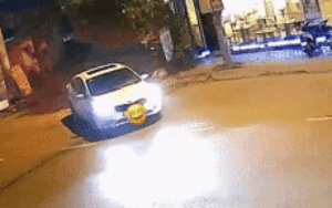 Clip: Ô tô vừa rẽ từ hẻm ra đường chính, nam thanh niên phóng xe máy với tốc độ cao tông thẳng vào thân