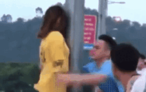 Clip: Thấy cô gái đứng ngoài lan can cầu với biểu hiện bất thường, nam thanh niên nhanh trí hành động đầy bất ngờ