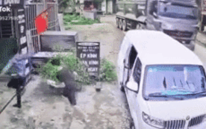 Clip: 3 thanh niên chạy 'trối chết' khi thấy xe ben cua gấp, lao đến bất ngờ