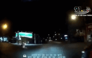 Clip: Cố tình vượt đèn đỏ khi qua ngã tư, người phụ nữ bị ô tô húc văng