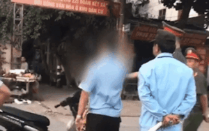 Clip: Cô gái ngông nghênh thách thức 'mang bút tao ghi giấy tờ cho' rồi lao vào hành hung lực lượng chức năng