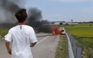 Tài xế khóc lóc, nhờ người lấy hộ giấy tờ bên trong ô tô đang bốc cháy: 'Hết bao nhiêu em cũng trả'