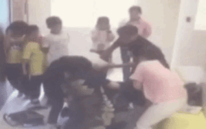 Giáo viên bị phụ huynh hành hung ngay trước mặt học sinh