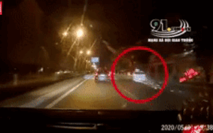 Clip: Taxi trượt bánh xe tóe lửa, bất ngờ chuyển làn rồi đâm vào xe máy dừng đỗ bên đường