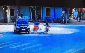 Clip: Vừa tông vào người phụ nữ đang xi nhan qua đường, nam thanh niên tiếp tục bị ô tô cuốn vào gầm xe