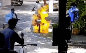 Xe máy bốc cháy ngùn ngụt khi khử trùng ở điểm kiểm dịch COVID-19