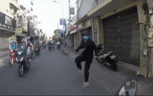 Bị 'cà khịa' vì chạy lấn làn, người đàn ông ghim thù, giơ chân đạp vào đầu xe máy