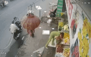 Clip: Có mặt chủ nhà, 2 thanh niên vẫn 'câu' trộm chó trong tích tắc khiến nhiều người ngỡ ngàng