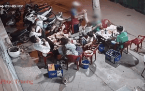 Clip: Người đàn ông đang ăn nhậu bất ngờ xông sang túm tóc, đấm nam thanh niên ngồi bàn bên