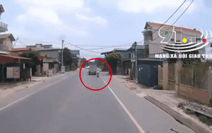 Clip: Xe máy chạy tốc độ cao bất ngờ mất lái tông thẳng vào đuôi xe tải ngã văng ra lề đường bất tỉnh