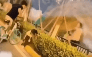 Mẹ tát con gái, đâm xe đạp vào người ngay giữa đường