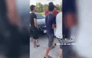 Clip: Sau va chạm với xe máy, tài xế ô tô bất ngờ tăng ga đẩy người đàn ông lên nắp capo, kéo lê khoảng 15m