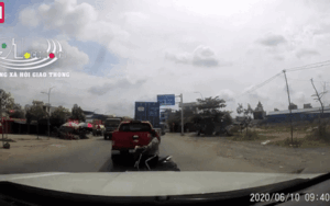 Clip: Thót tim trước cảnh tài xế xe tải phanh 'cháy lốp' cứu người phụ nữ chạy xe máy sang đường thiếu quan sát