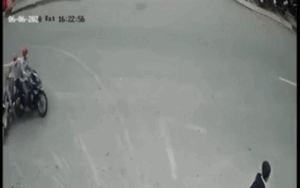 Clip: Bị 2 đối tượng chạy xe máy giật điện thoại, 2 mẹ con ngã nhào xuống đường