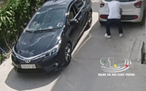 Clip: Thấy ô tô đậu chiếm nửa lòng đường, nam thanh niên bẻ biển số rồi giấu vào xe của mình để 'xả' giận