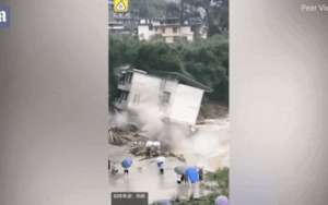 Khoảnh khắc căn nhà 3 tầng bị nước lũ cuốn trôi