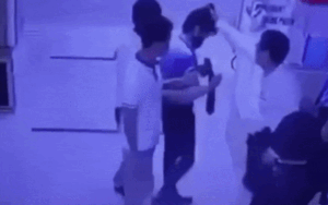 Không được phục vụ thang máy, doanh nhân cầm súng đe dọa, đánh nhân viên bảo vệ