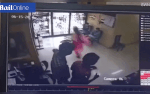 Đâm sầm vào cửa kính đang đóng, người phụ nữ tử vong